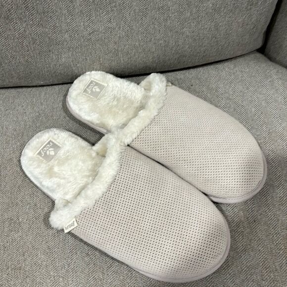Reef White Perforated Faux Fur Lined Slip On Slippers Womens 8/9 - Picture 1 of 4
